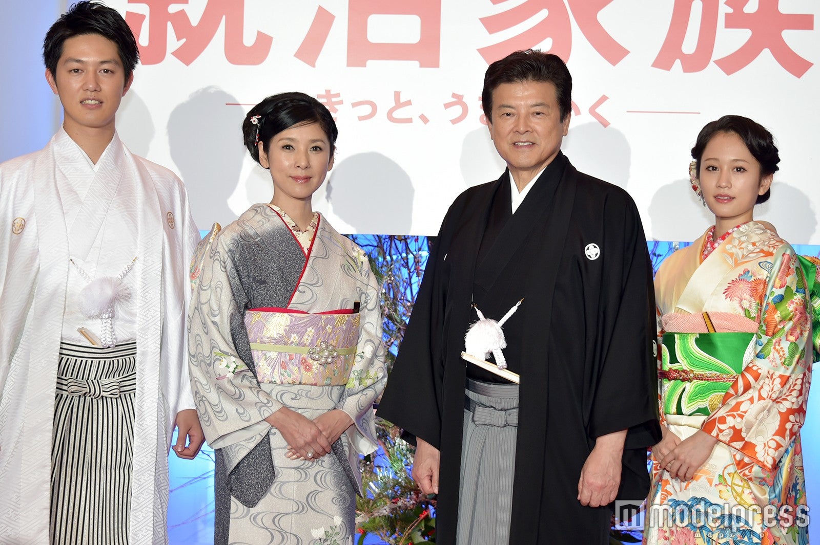 （左から）工藤阿須加、黒木瞳、三浦友和、前田敦子 （C）モデルプレス