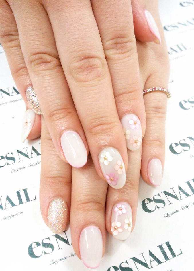 ゴールドラメで存在感を/画像提供:esNAIL