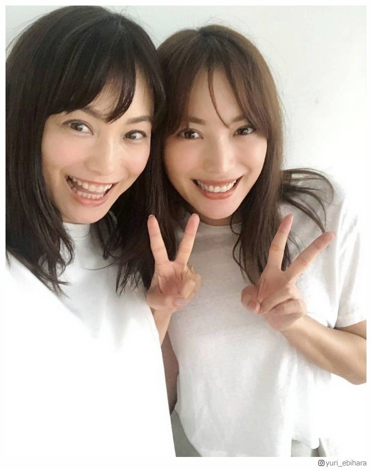 蛯原友里、双子の妹・英里との2ショットに「どっちがどっち？」「なんて美しい姉妹」と反響