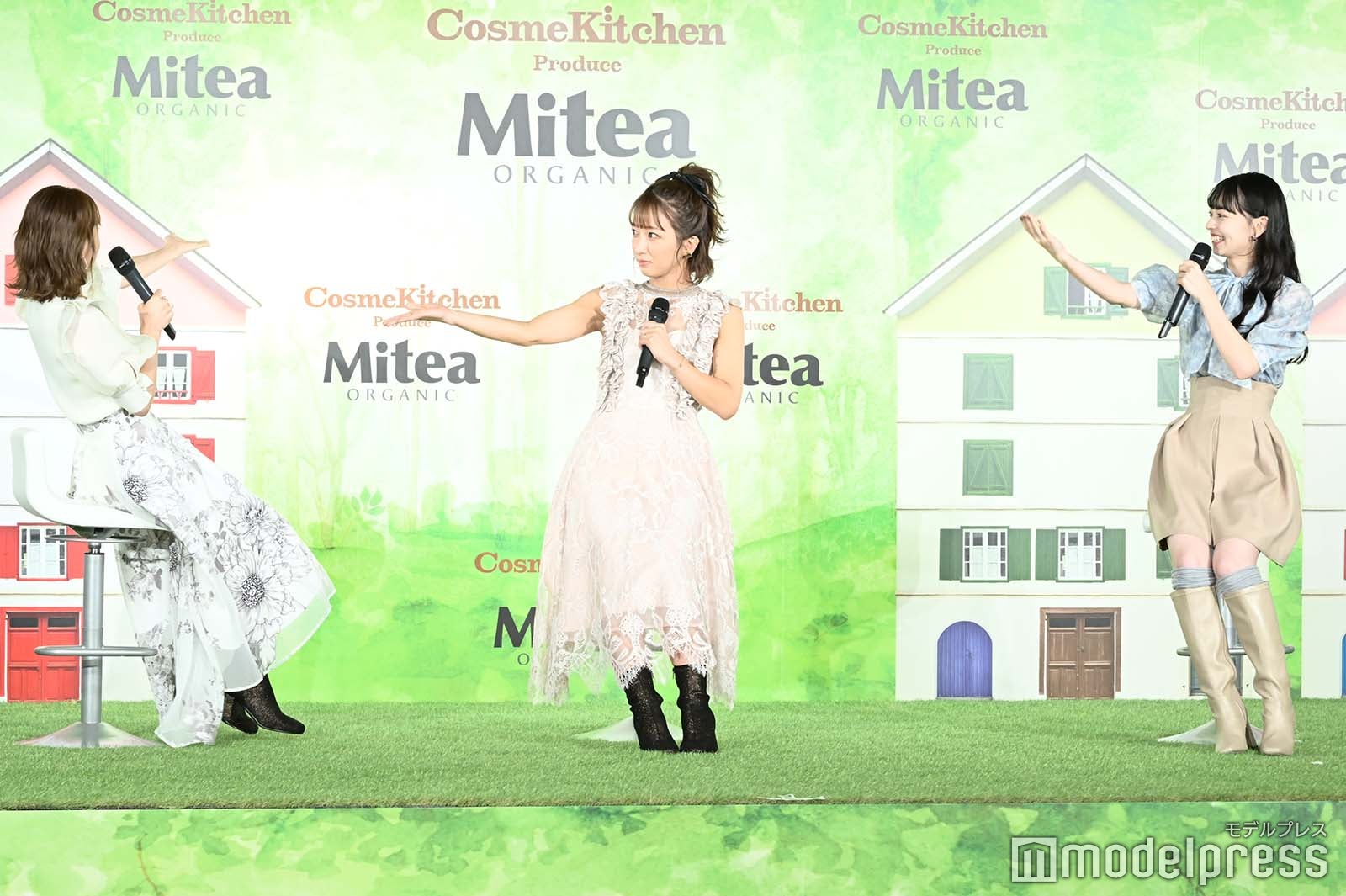 高橋愛を指差す辻希美、上國料萌衣（C）モデルプレス