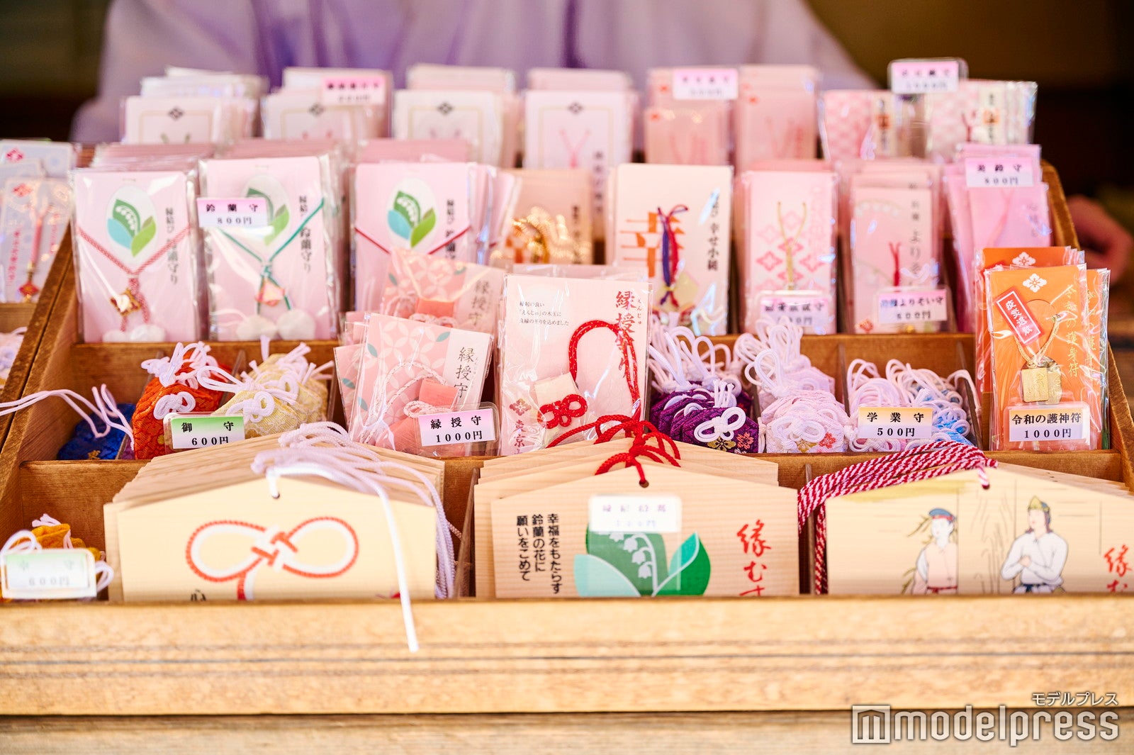縁結びのお守りがずらり（C）モデルプレス