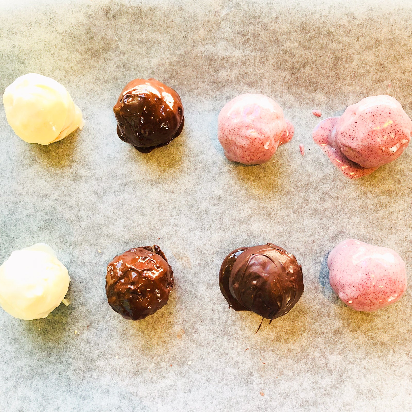 手順3：溶かしておいたチョコレートをコーティングし、冷蔵庫で冷やし固める／画像提供：柏原歩