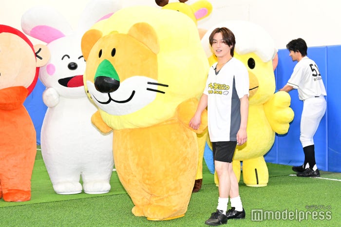 らいおんくんと仲良く手を繋いで入場する松田元太(C)モデルプレス