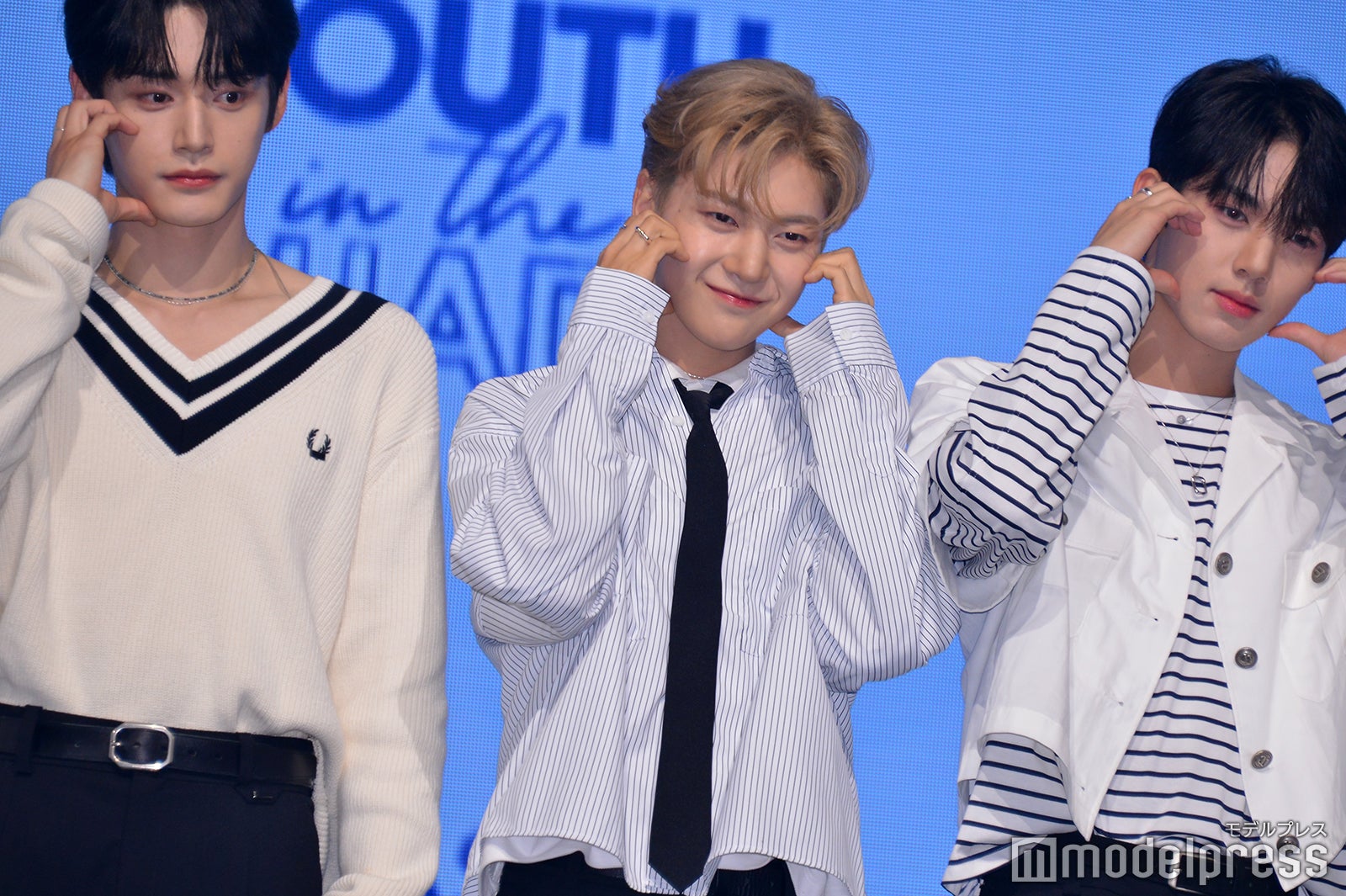 思い思いにハートポーズを作るキム・ジウン、ソク・マシュー、ハン・ユジン（C）モデルプレス