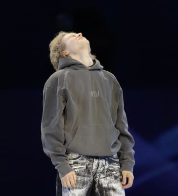 悪夢の男子フリーから8日、マリニンが魂の舞 豪快バックフリップ、4回転ジャンプも成功 激動の大会、SNSの誹謗中傷・・・感情込めた演技後に涙も