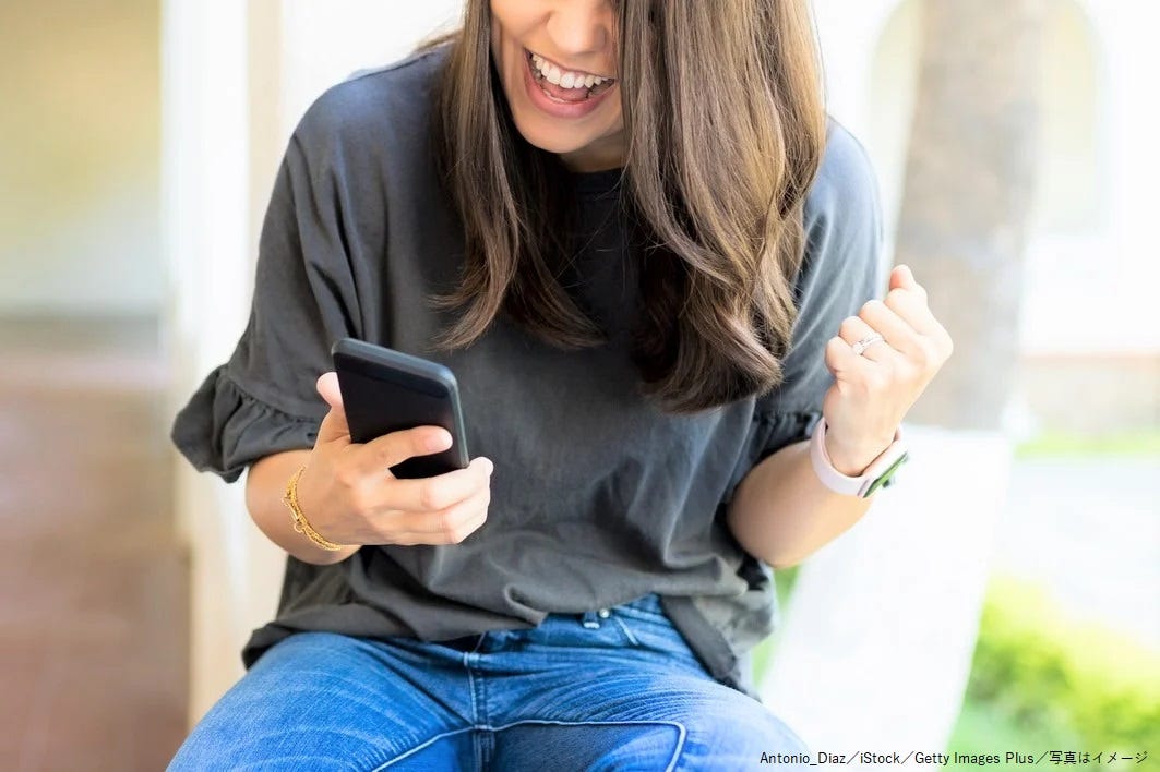 スマホ・スマートフォン・LINE・SNS・歓喜・喜び・喜ぶ