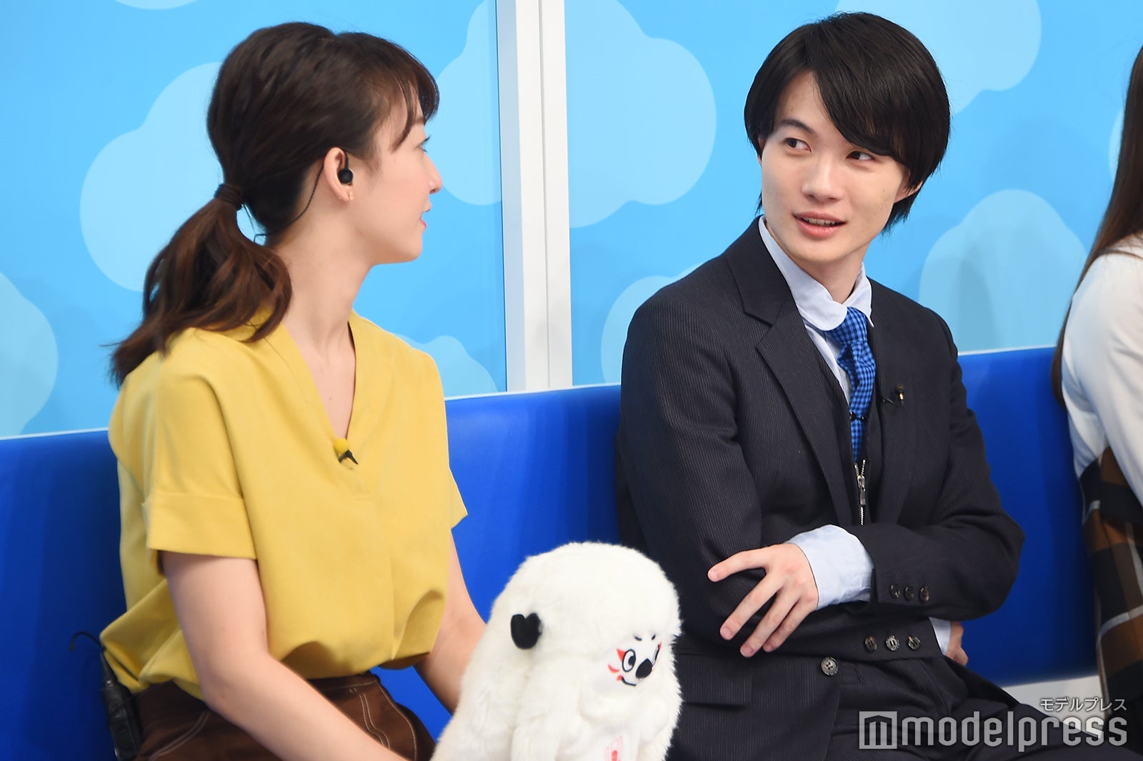 CM中に杉原凜アナと会話する神木隆之介 （C）モデルプレス