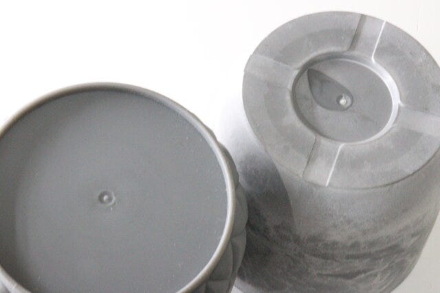 セリアのエンボスプランターとストーン風プランターBの底