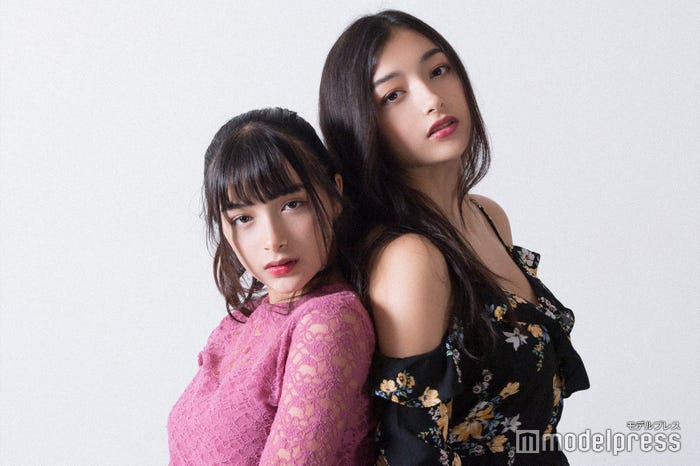 (左から)マリナ、エリカ (C)モデルプレス