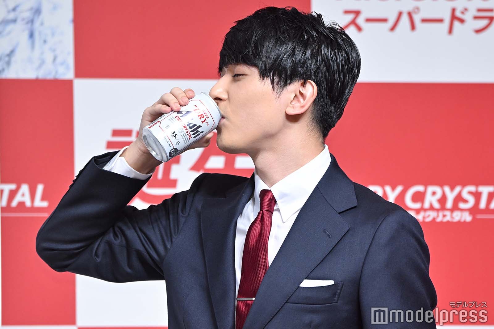 昼間からのビールを堪能する吉沢亮（C）モデルプレス