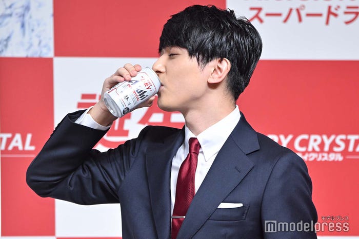 昼間からのビールを堪能する吉沢亮(C)モデルプレス