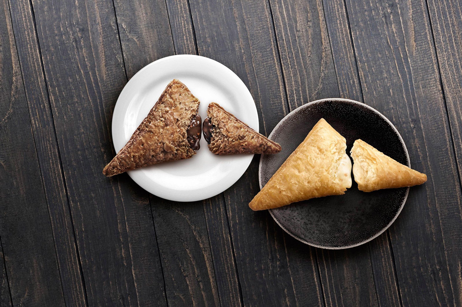 マック、今年の「三角チョコパイ」は黒と白！ホワイトチョコ初登場