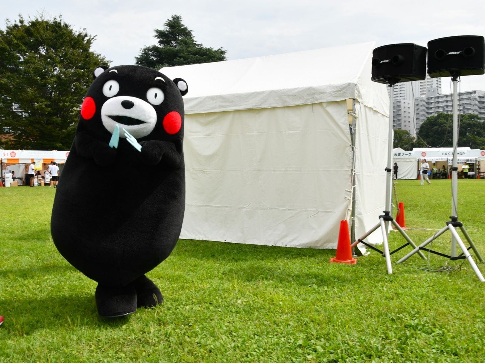 仕事を忘れて食べ物ブースへ駆け出すくまモン＝9月21日、東京都立川市