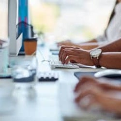 社内のメール、宛名に「様」をつける?それとも? 会社で違う「メール文化」の体験談