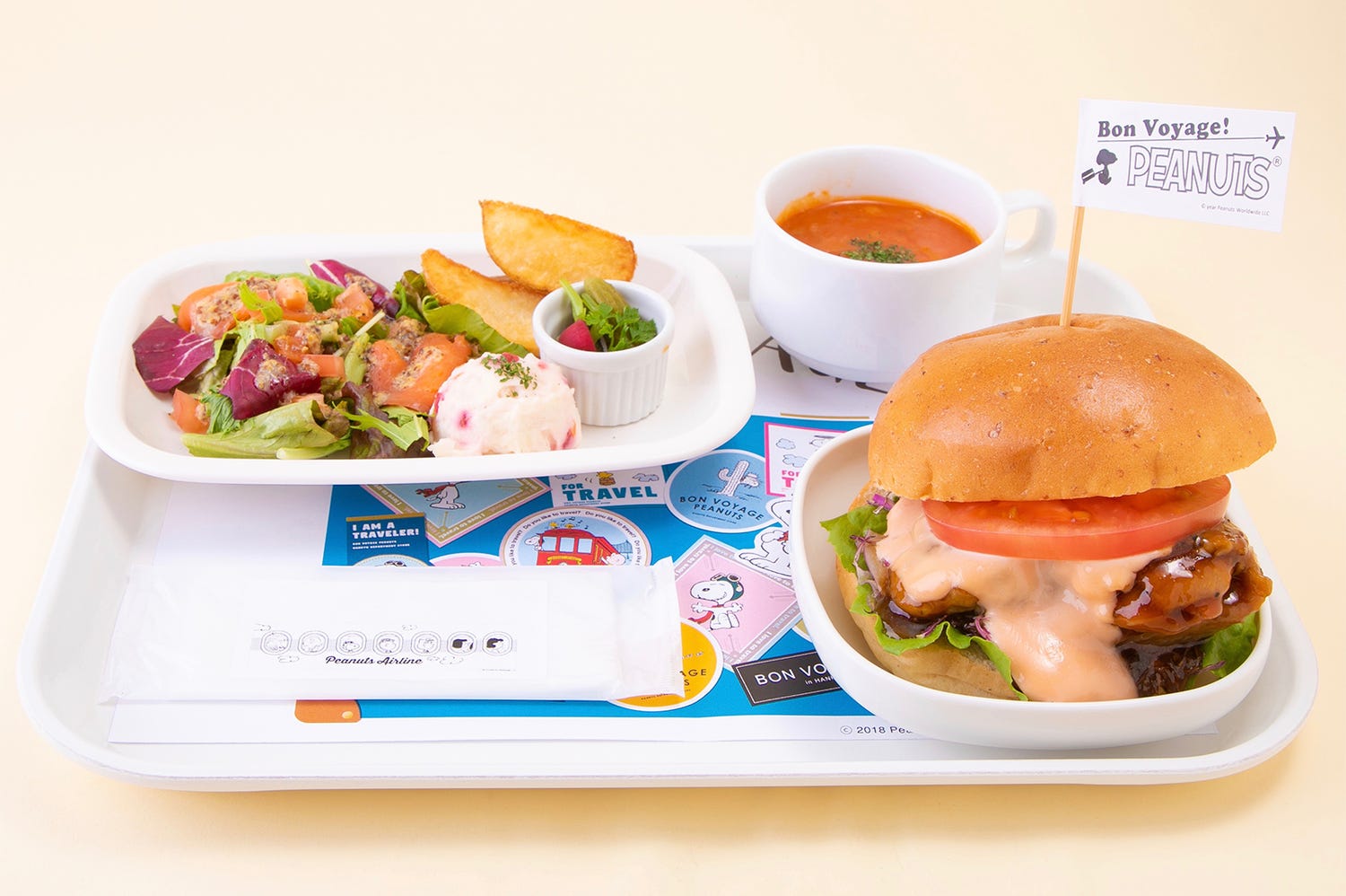 機内食風バーガーやスヌーピーのパフェも!大阪に「PEANUTS」コラボカフェ