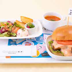 機内食プレート チキンバーガー税込1,500円 (C)2018 Peanuts Worldwide LLC www.SNOOPY.co.jp