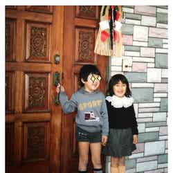 4歳の頃の兄と撮った記念写真／矢田亜希子オフィシャルブログ（Ameba）より