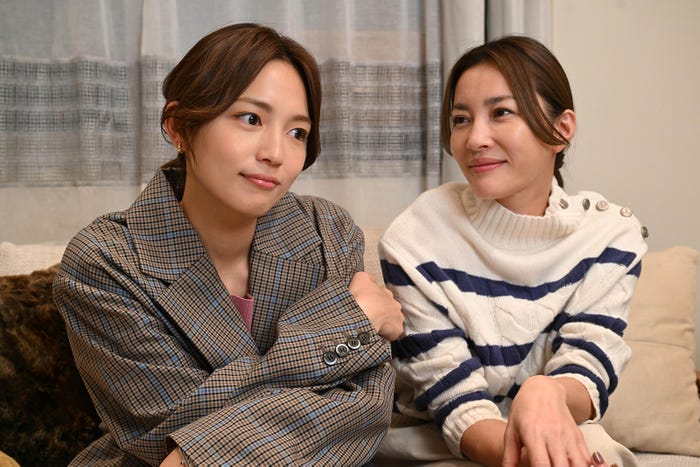 川口春奈、瀬戸朝香「アンサンブル」第1話(C)日本テレビ
