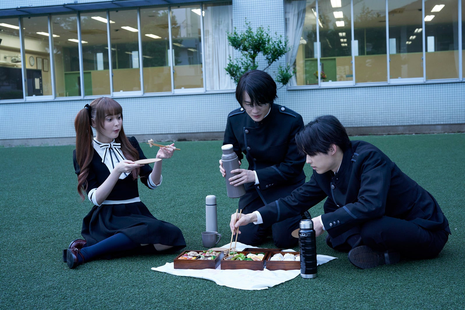 神木隆之介・SixTONES松村北斗・玉城ティナ、手作り弁当食べる仲良し学園シーン解禁＜ホリック xxxHOLiC＞