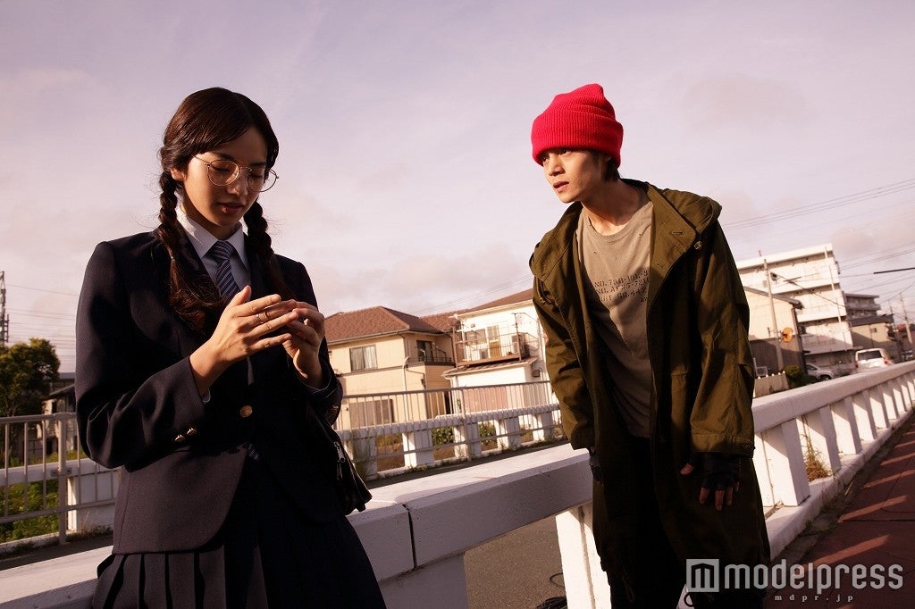小松菜奈（左）を見つめる切ない窪田正孝（右）／（C）福満しげゆき・講談社／映画「ヒーローマニア-生活-」製作委員会