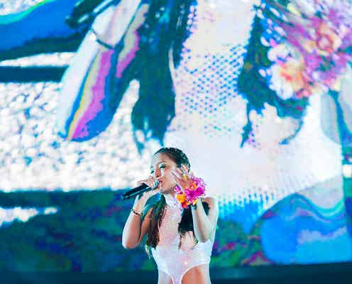 浜崎あゆみ、トップバッターを飾る「HANABI」ほかヒット曲で盛り上げる<セットリスト>