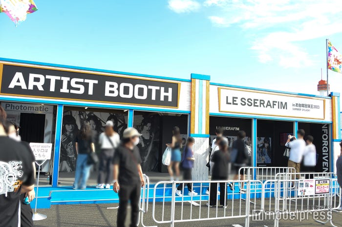 「お台場冒険王2023 SUMMER SPLASH!」LE SSERAFIMブース(C)モデルプレス