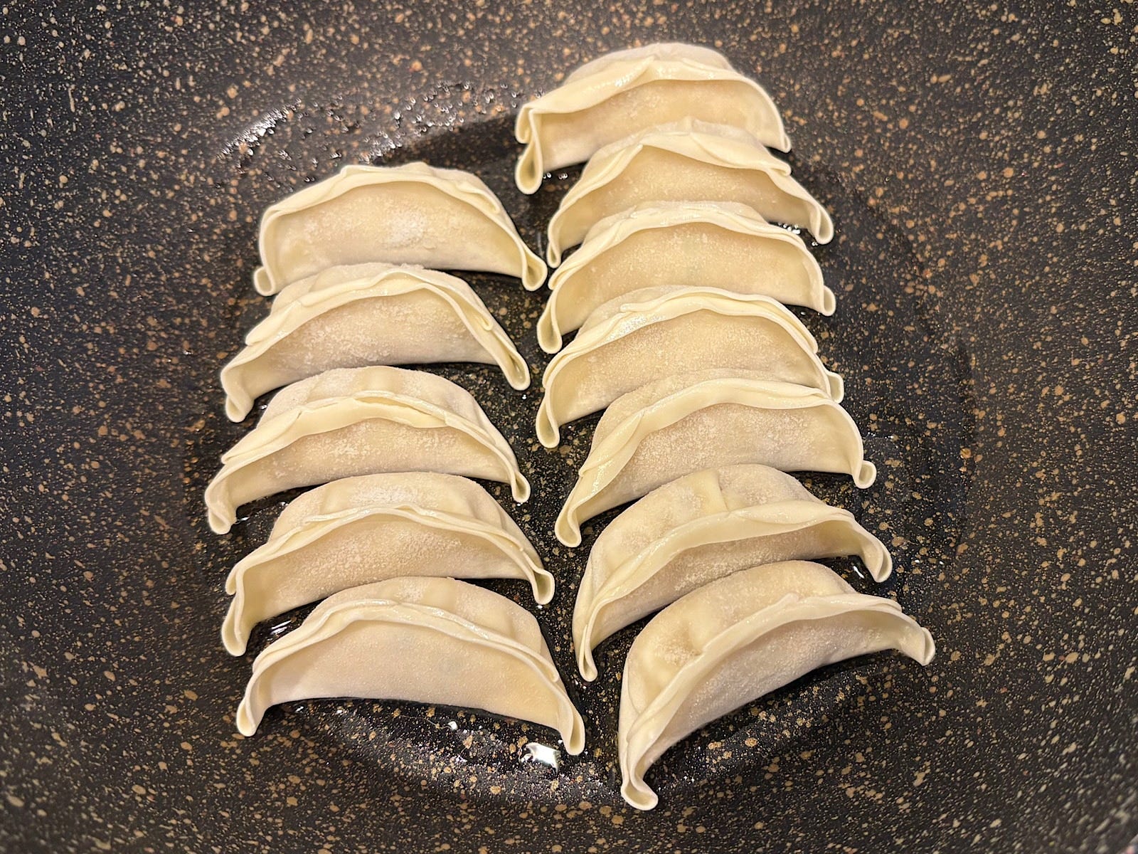 餃子は膨らむので少し隙間をあけて焼くのがポイント！