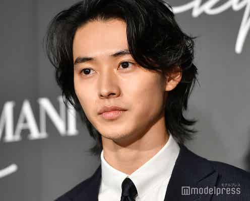 山崎賢人「アルマーニ」スーツで颯爽登場 クールな眼差しで応える