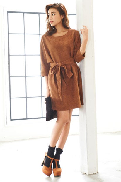 スウェード風ウエストリボンワンピース「Re:EDIT by GALSTAR」2,498円（税込）／画像提供：Re:EDIT by GALSTAR