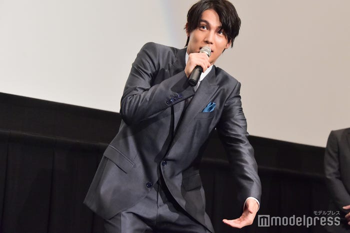 図書委員会の居残りで何かを運んでいるという小芝居を入れる中川大志 (C)モデルプレス