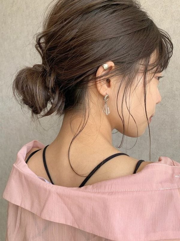 大人女性は低めのお団子スタイルが 垢抜け見えするヘアアレンジをご紹介 モデルプレス 大人女性は低めのお団子スタイルが 垢抜け見えするヘアアレンジをご紹介 モデルプレス