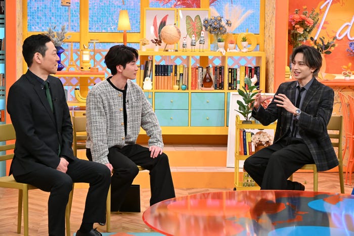 (左から)東野幸治、渡辺翔太、中島健人(C)フジテレビ