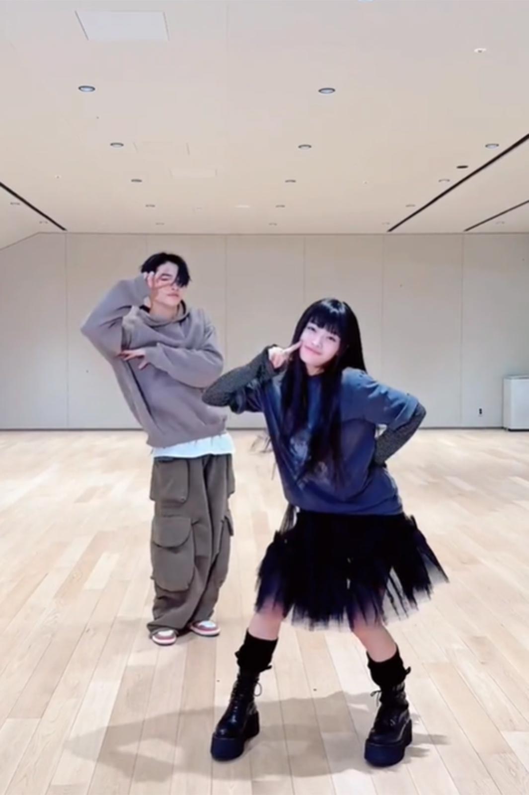 ILLIT公式TikTokより