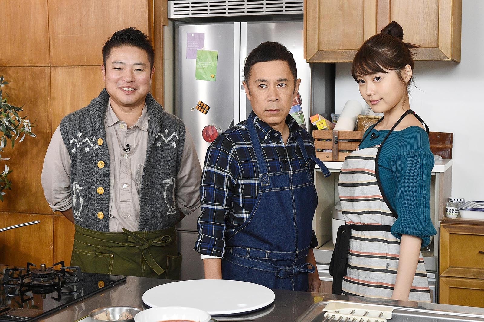 （左から）栗原心平、岡村隆史、有村架純（C）テレビ東京