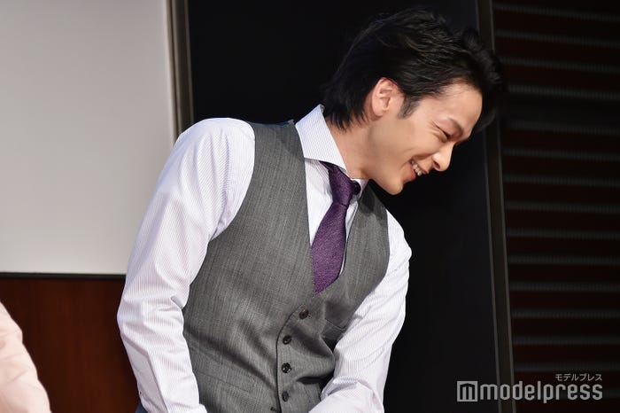 中島健人の誘いに笑いがこらえきれない中村倫也(C)モデルプレス