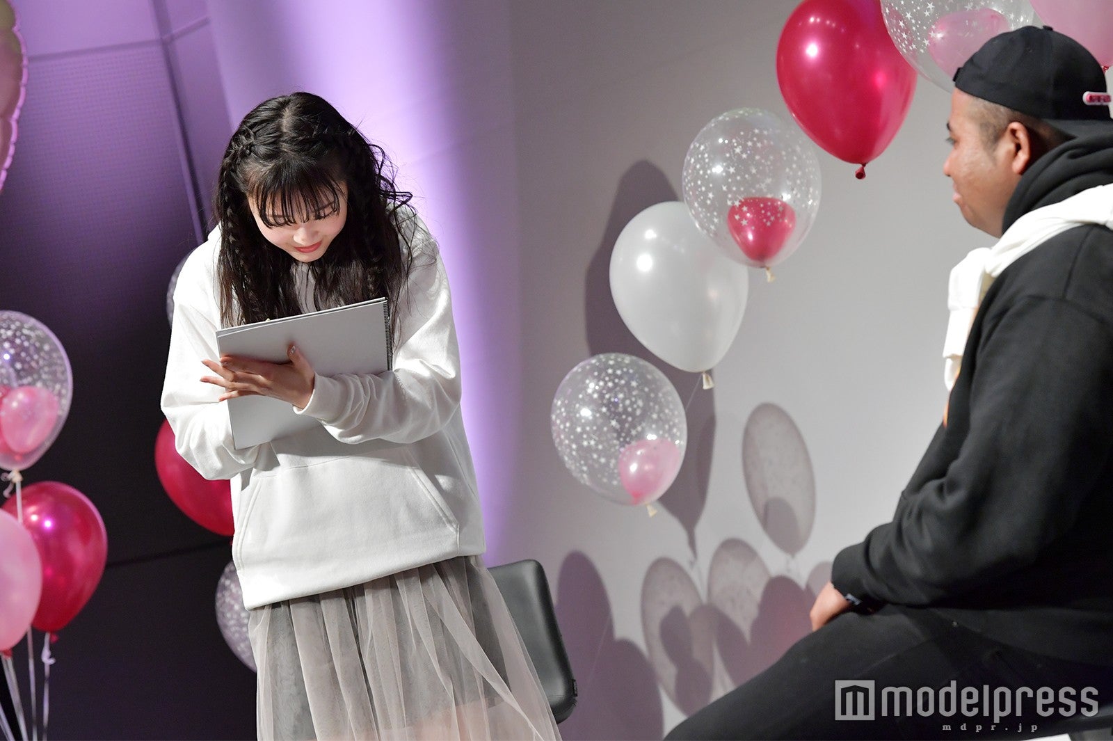 久間田琳加、マテンロウ・アントニーの似顔絵を描く（C）モデルプレス