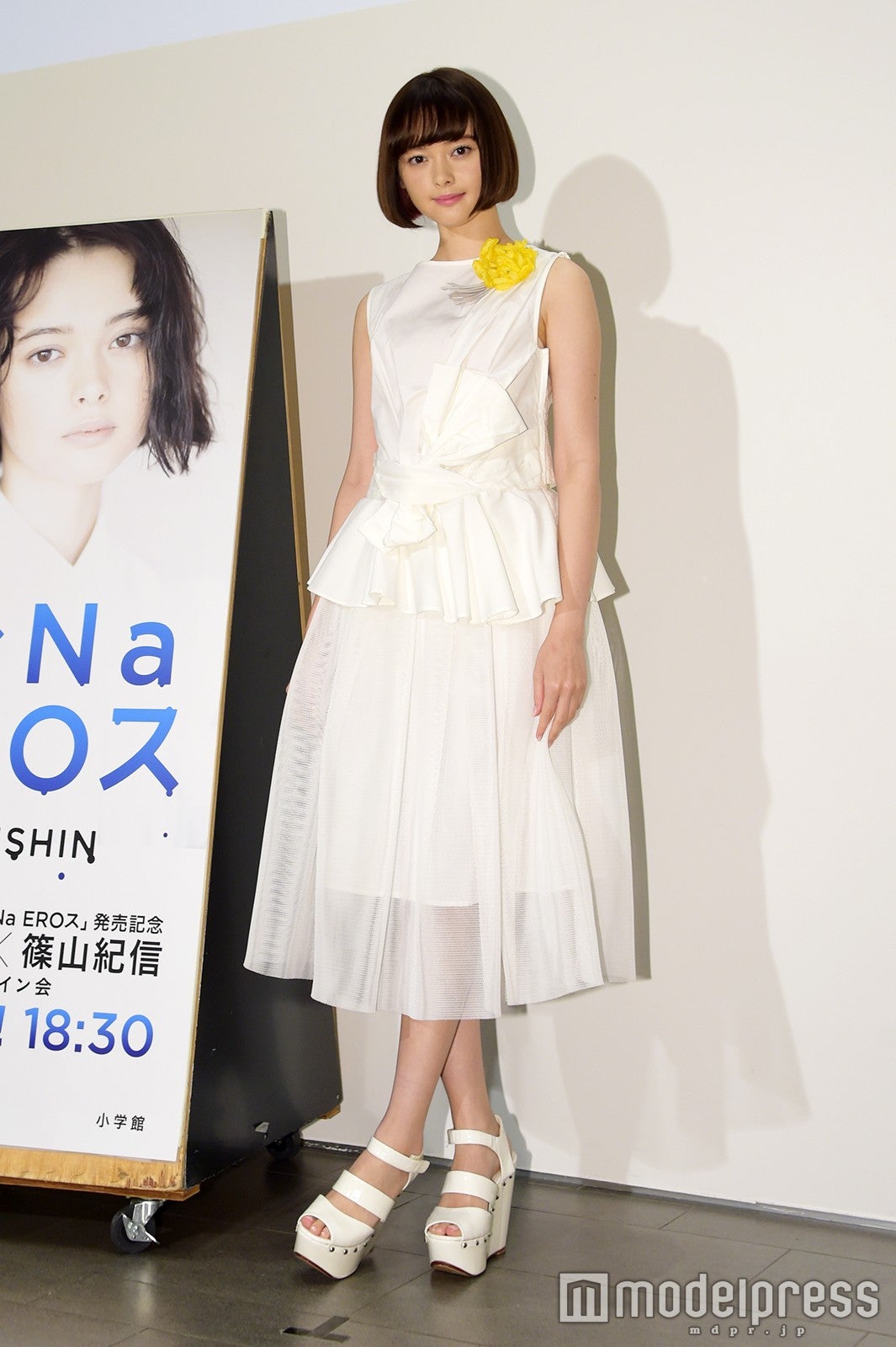 玉城ティナ、“オールホワイト”は異素材MIX＆ポイントカラーでピュア可愛く＜ファッションチェック＞