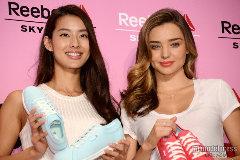 （左から）すみれ、ミランダ・カー