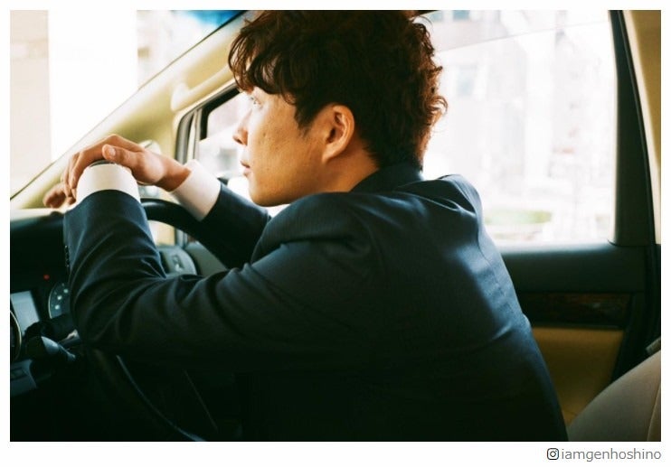 星野源「MIU404」“運転風”横顔ショット公開に「助手席乗りたい」の声