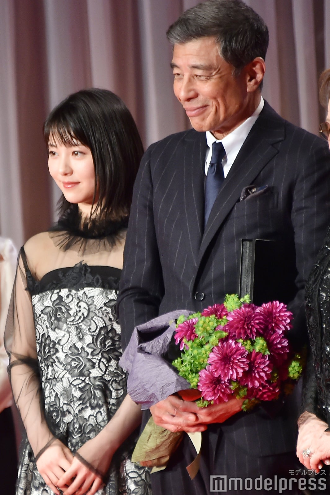 浜辺美波、舘ひろし（C）モデルプレス