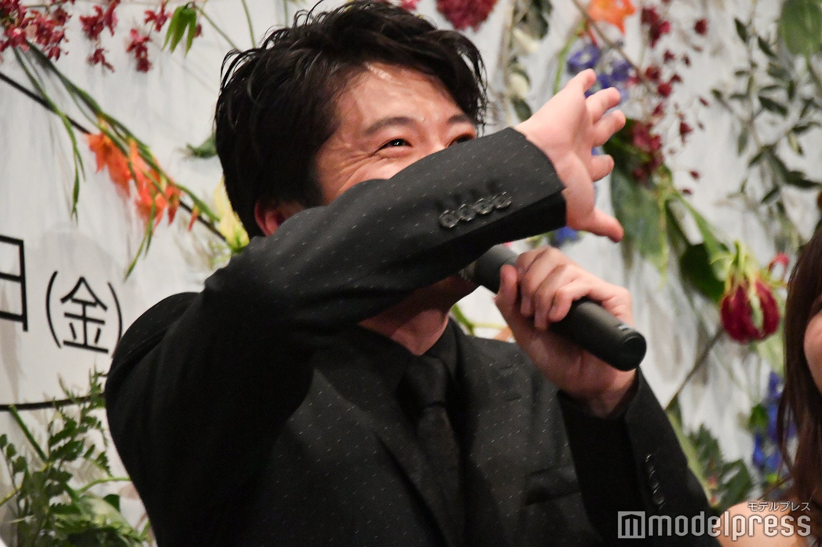 志田彩良・松木エレナの“キラキラ目線”に「そんなキラキラした目でおじさんのこと見ないで～」と顔を背ける田中圭 （C）モデルプレス