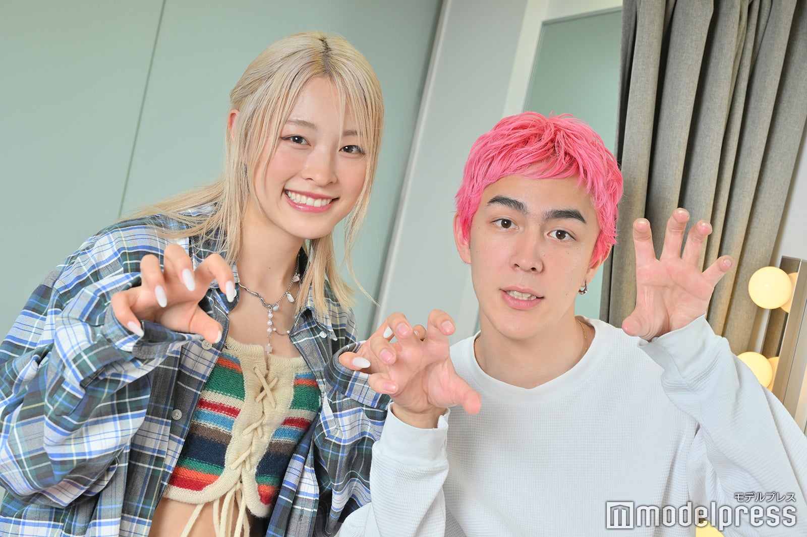 “オオカミポーズ”を披露する美月、マテウス（C）モデルプレス