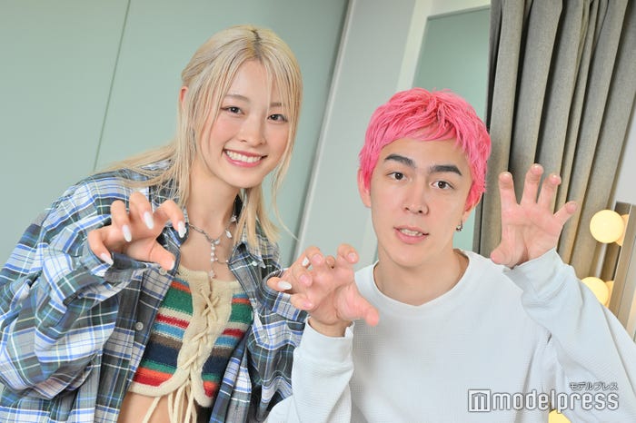 “オオカミポーズ”を披露する美月、マテウス(C)モデルプレス