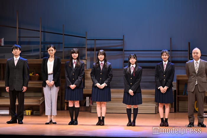 (左から)なだぎ武、片山萌美、浜浦彩乃、森本茉莉、山口陽世、高井千帆、酒井敏也(C)モデルプレス