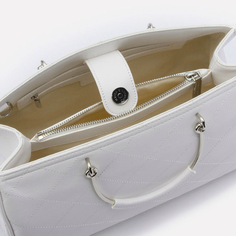 マグネットクローザーハンドバッグ「CHARLES & KEITH」6,966円（税込）／画像提供：CHARLES & KEITH