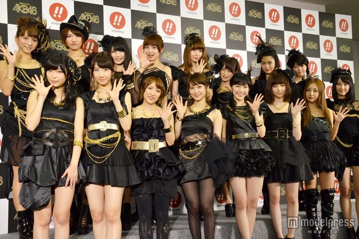 AKB48“チームサプライズ”(上段左から)高城亜樹、宮澤佐江、横山由依、篠田麻里子、小嶋陽菜、川栄李奈、北原里英、峯岸みなみ(下段左から)指原莉乃、柏木由紀、高橋みなみ、大島優子、渡辺麻友、島崎遥香、板野友美、松井玲奈