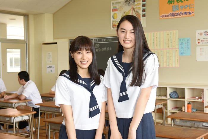 土屋太鳳、八木莉可子(C)TBS