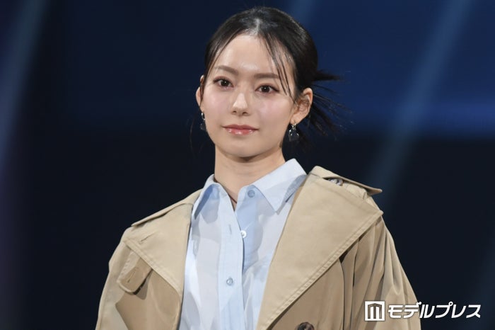 なこなこカップル・なごみ、美ウエスト＆美脚際立つコーデ 振り向き笑顔にキュン【札幌コレクション2024SS】