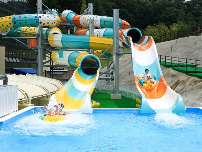 水玉模様のドットコースと、光のリングが幻想的なリングコースがある「ダーク・スパイラル」【制限】身長110cm以上＆体重40kg以上（2人乗りは合計体重180kg以下）