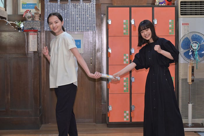 清原果耶、杉咲花(C)NHK